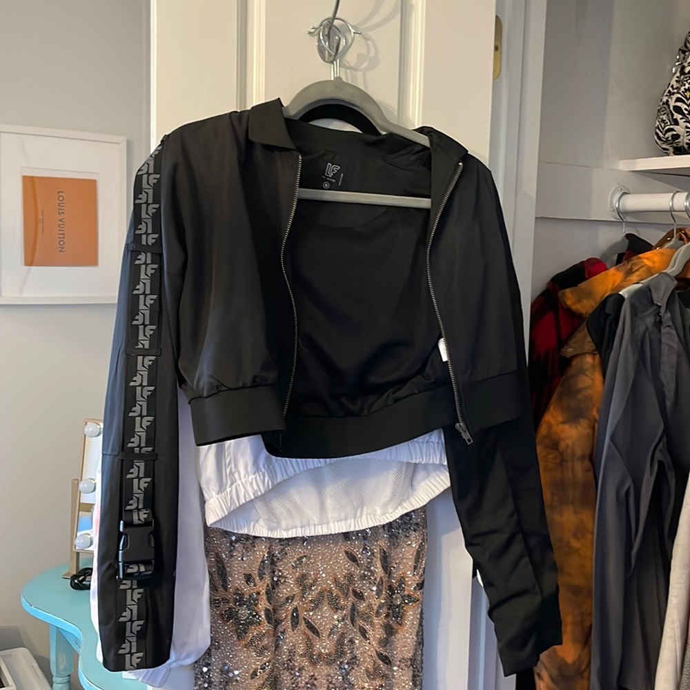 LF the brand black cropped windbreaker type zip up